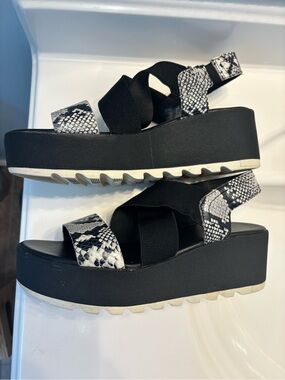 Sorel Cameron sling back platform snake print sandals 7.5